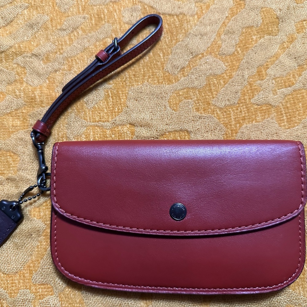 Beautiful NWT Coach Glovetan Clutch
